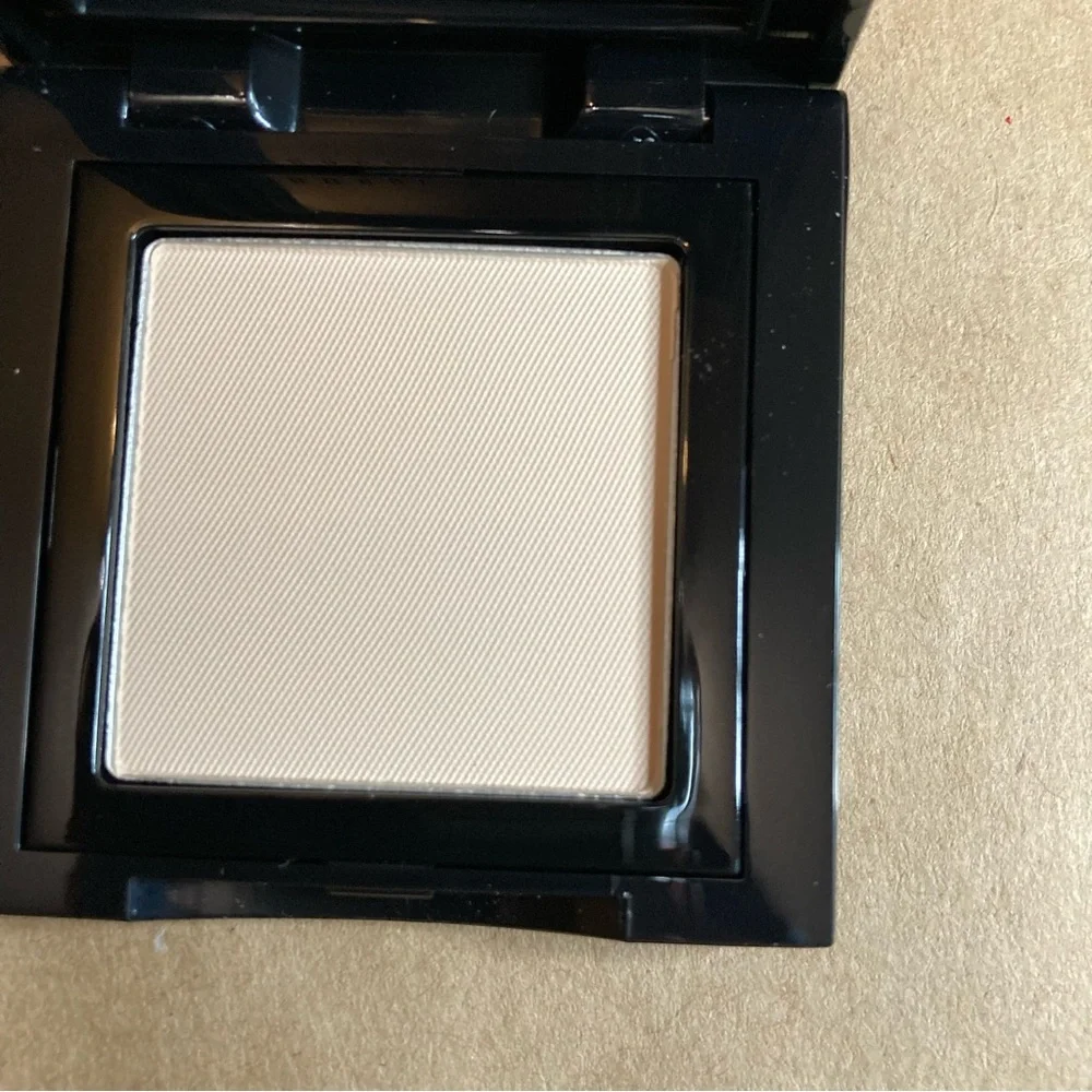 Bobbi brown eye shadow (bone 2)